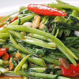 ผัดผักบุ้งไฟแดงราดข้าว