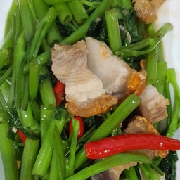 ผักบุ้งไฟแดงหมูกรอบราดข้าว