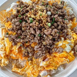 ข้าวไข่ขยี้เนื้อโคผัดกระเทียม