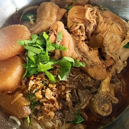 ก๋วยเตี๋ยวไก่ตุ๋น