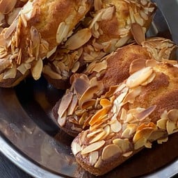 อัลมอนด์ แมดเดอลีน