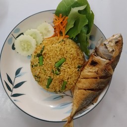 [อร่อยซ่ากับโค้ก] ข้าวผัดเครื่องแกงปลาทูทรงเครื่อง +  โค้ก ไม่มีน้ำตาล (ขวด) 