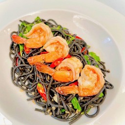 สปาเก็ตตี้เส้นดำกะเพรากุ้ง