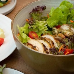 สลัดไก่ย่างจิ้มแจ่ว