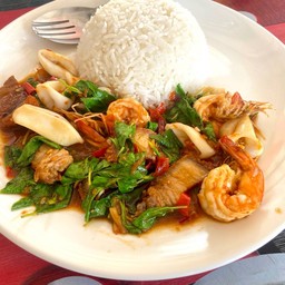 กระเพราทะเลปนหมูกรอบ