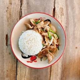 Deli ผัดน้ำมันหอย ราดข้าว