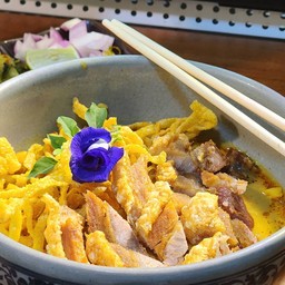 ข้าวซอยหมูกรอบ