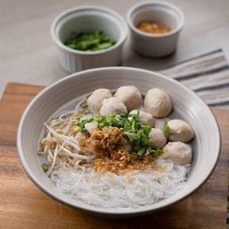 ก๋วยเตี๋ยวน้ำใส3หมูหมูนุ่มลูกชิ้นและหมูเด้ง