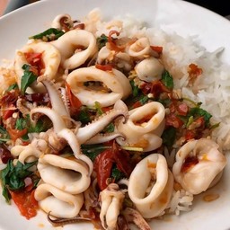 ข้าวกะเพราปลาหมึก