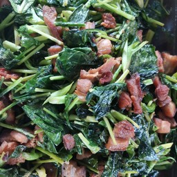 คะน้าหมูกรอบ