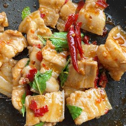 ข้าวกะเพราหมูสามชั้นพริกสด