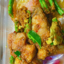 ข้าวผัดเครื่องแกงปลากะพง