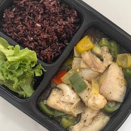 ข้าวไรซ์อกไก่ผัดพริกไทยดำ (อกไก่ดิบ 170 กรัม)