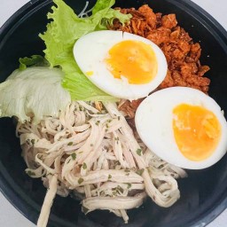 หมี่คลุกไก่ฉีก เจ้าภู หมู่บ้านลลิล