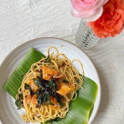 สปาเกตตี กุ้งทอดกะเพรากรอบ