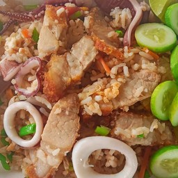 ข้าวผัดหมูกรอบปลาหมึก