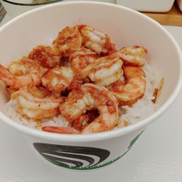 ข้าวราดกุ้งทอดกระเทียมพริกไทย