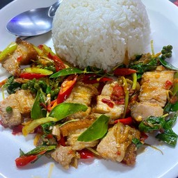 ผัดเผ็ดหมูกรอบ