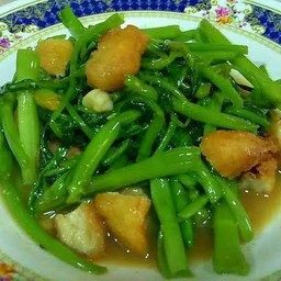 ผัดผักบุ้งไก่กรอบราดข้าว