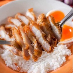 ข้าวหมูทอดน้ำจิ้มแจ่วไข่ต้ม