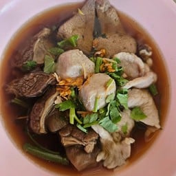 ก๋วยเตี๋ยวเนื้อตุ๋น หมูตุ๋น (เจ้นาเจ้าเก่า) เด่นชัย
