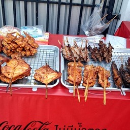 ร้านไก่ย่างโรเบิดนวลจันทร์54-56(หน้าร้านส้มตำลาบยโสนวลจันทร์) หนึ่ง