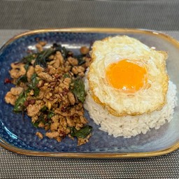 ข้าวผัดกระเพราพริกแห้งหมาล่าไข่ดาว ดั้งเดิม