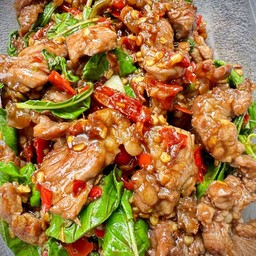 กะเพราเนื้อชิ้น ราดข้าว