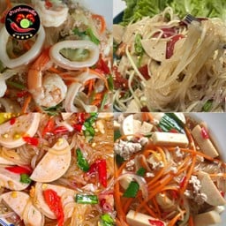 ยำเส้นเล็กหมูสับ + ไส้กรอกไก่หนังกรอบ