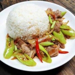 ผัดพริกหยวกราดข้าว