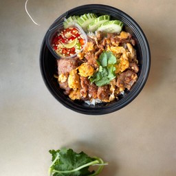 ข้าวหมูกระเทียมคั่วไข่