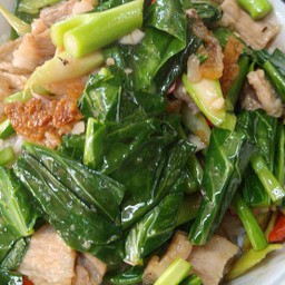 ผัดคะน้าหมูกรอบราดข้าว