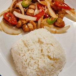 ข้าวหมูกรอบผัดพริกหยวก