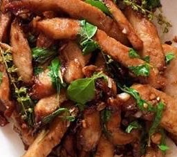 กระเพราคอหมูคุโรบุตะกับข้าว