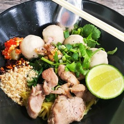 หมี่เหลืองแห้ง หมูนุ่มลูกชิ้น