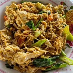 มาม่าผัดใส่ไข่ผักรวม