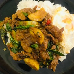 เขียวหวานผัดแห้งราดข้าว