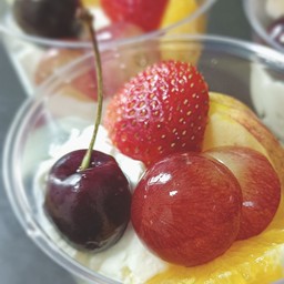 กรีกโยเกิร์ต ผลไม้สด