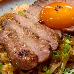 ผัดไทยหมูคุโรบูตะ ไข่ดอง Kuronuta Pad Thai