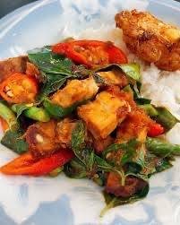 พริกแกงหมูกรอบ