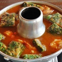 แกงส้มกุ้งไข่ชะอมหม้อไฟ
