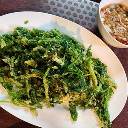 ยำผักบุ้งทอดกรอบ