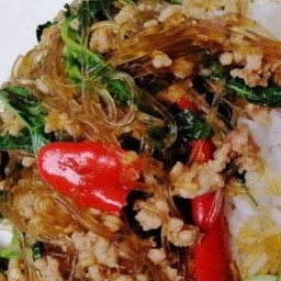 กะเพาหมูสับวุ้นเส้นเราดข้าว