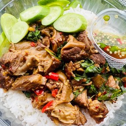 กระเพราหมูตุ๋น ไข่ดาว