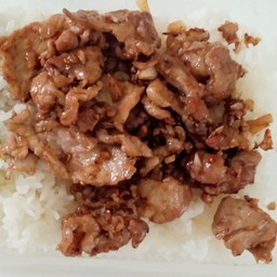 ทอดกะเทียม ราดข้าว