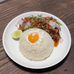 ข้าวเนื้อย่างน้ำจิ้มแจ๋ว