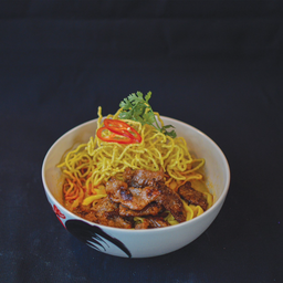 F9- ข้าวซอยเศรษฐี หมูย่าง (Khao Soi with Grilled Pork)