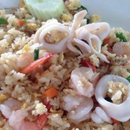 ข้าวผัดทะเลจานใหญ่