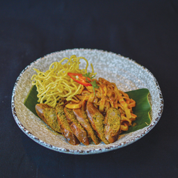 K12- ข้าวซอยผัดแห้ง ไส้อั่ว (Dry Fried Khao Soi with Sausage)
