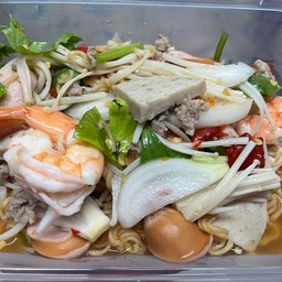 ยำมาม่า รวมมิตร       (หมูสับ+หมูยอ+ใส้กรอก+แหนม)